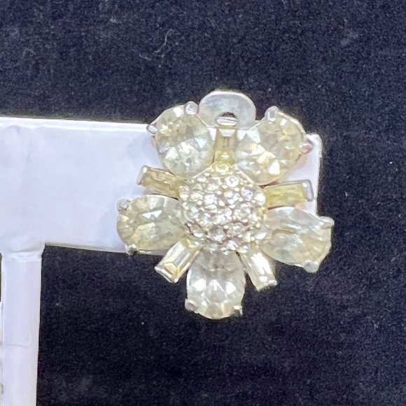 Vintage Rhodium Plated Rhinestone Floral Clip On Earrings (3292) - Picture 3 of 7